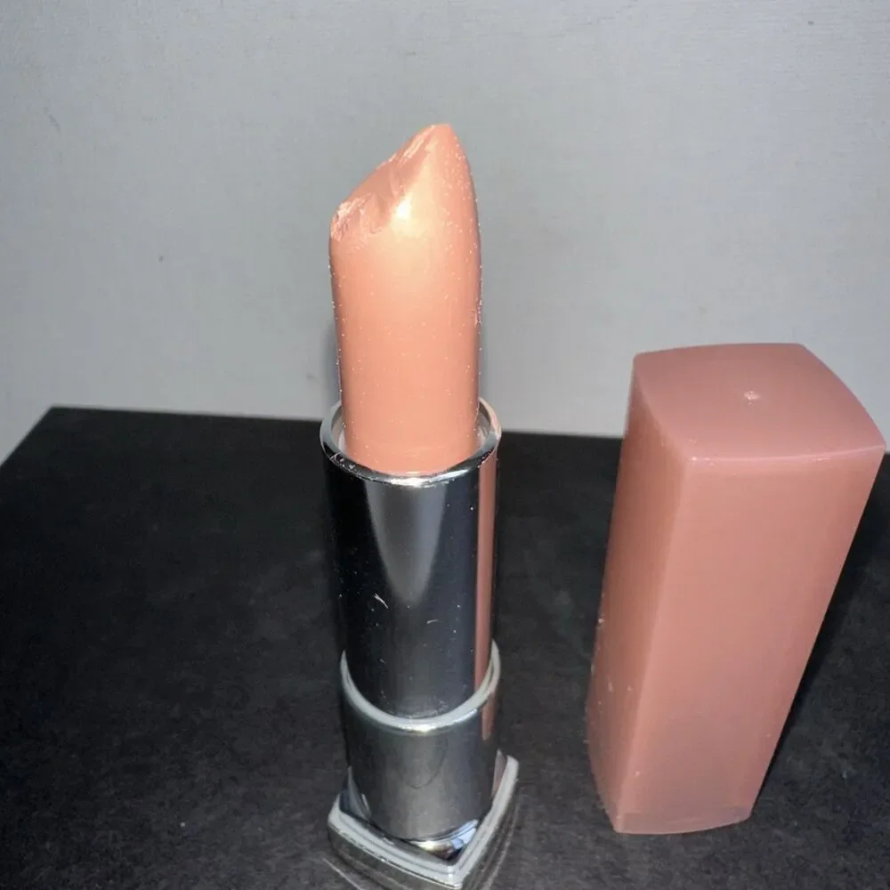 Maybelline COLOR SENSATIONAL Lipstick 915 BLUSHING BEIGE, tip imperfection